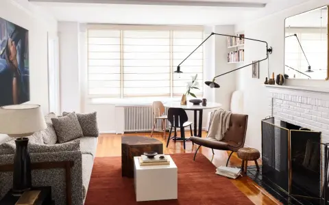 Arredare casa con pochi soldi è possibile: un divano bouclé, tappeto terracotta, tavolini cubici e un tocco di design.