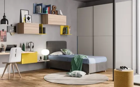 Camera ragazzo 20 anni: letto singolo, scrivania con sedia, libreria a muro e armadio.