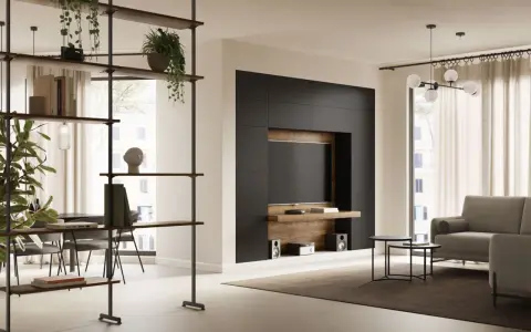 Moderne idee arredamento soggiorno: parete attrezzata nera con TV, libreria a giorno, divano grigio e tavolini.