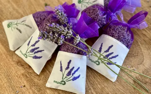 Sacchetti lavanda fai da te, profumati e decorati con fiori freschi, pronti per profumare la casa.
