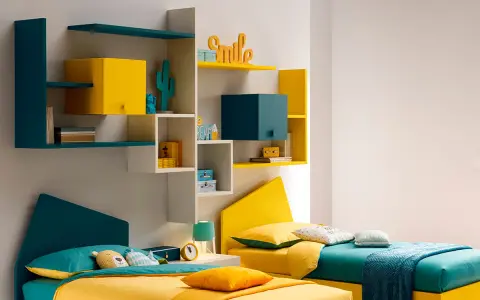 Idee angolo giochi in salotto: due letti colorati, mensole con decorazioni e contenitori, perfetti per una stanza vivace.