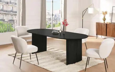 Un elegante tavolo nero ovale con sedie bianche in bouclé: un perfetto esempio di come abbinare sedie al tavolo per un look moderno e accogliente.