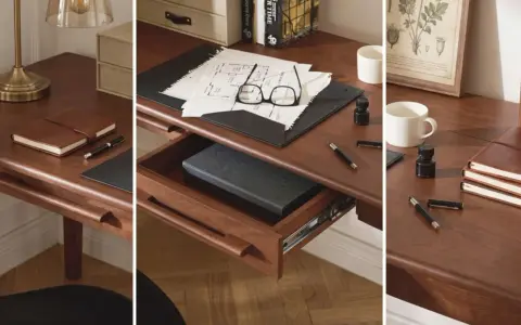Idee organizzazione scrivania: taccuini in pelle, penne, occhiali e disegni su una scrivania in legno scuro.