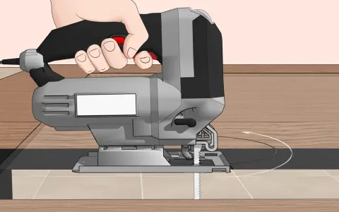 Mano che usa un seghetto alternativo per tagliare il plexiglass. La lama dentata è a contatto con il materiale, mostrando come tagliare plexiglass con precisione.