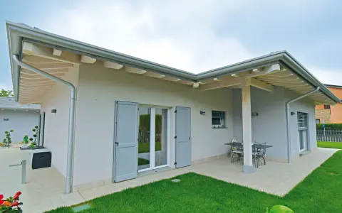 Progetto ville a un piano con portico, ideale per godersi il verde.