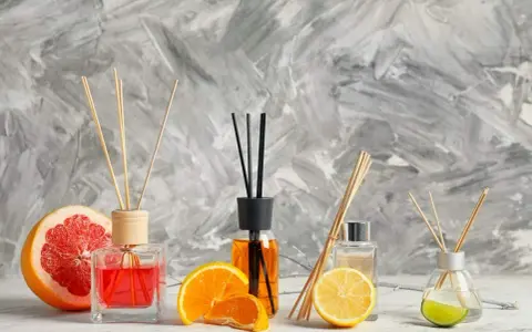 Profumatori ambiente fai da te con bastoncini, agrumi e profumi freschi.