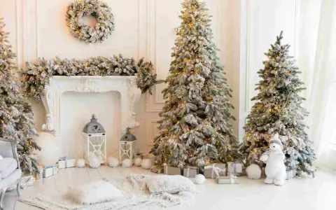 Un incantevole scenario natalizio con alberi innevati, luci calde e regali. Ecco come decorare albero di natale bianco per un'atmosfera magica.