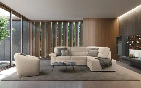 Soggiorno moderno con divano angolare beige, poltrona, tavolino e parete attrezzata con cantinetta. Ottime idee parete soggiorno.