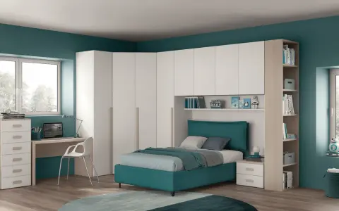 Un progetto cameretta piccola con letto, scrivania, armadio angolare bianco e libreria a giorno.