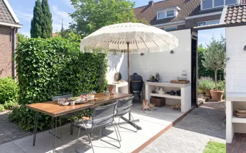 Accogliente zona barbecue esterna con tavolo in legno, sedie, ombrellone e un cane Shiba Inu che si rilassa.