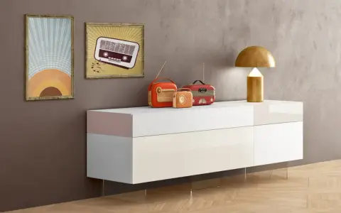 Tre radio vintage e una lampada dorata: ecco cosa mettere su una madia moderna per un tocco retrò.