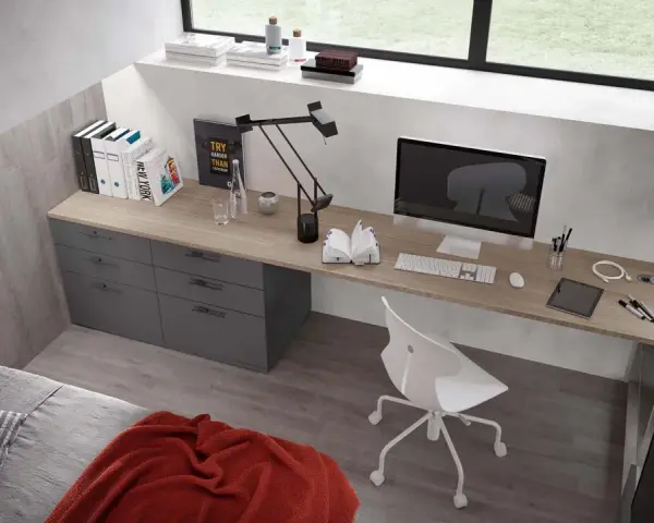 Scrivania moderna con cassettiera grigia, perfetta per le dimensioni scrivania cameretta. Computer, lampada e accessori per studiare.