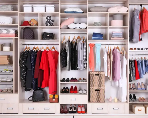Un armadio ben organizzato con abiti, scarpe, borse e accessori.