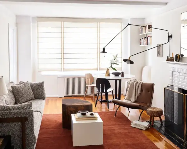 Arredare casa con pochi soldi è possibile: un divano bouclé, tappeto terracotta, tavolini cubici e un tocco di design.