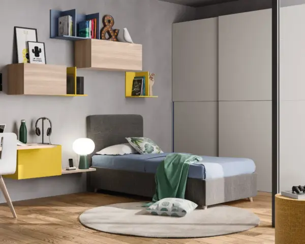 Camera ragazzo 20 anni: letto singolo, scrivania con sedia, libreria a muro e armadio.