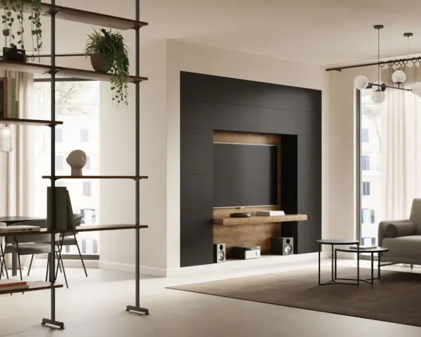 Moderne idee arredamento soggiorno: parete attrezzata nera con TV, libreria a giorno, divano grigio e tavolini.