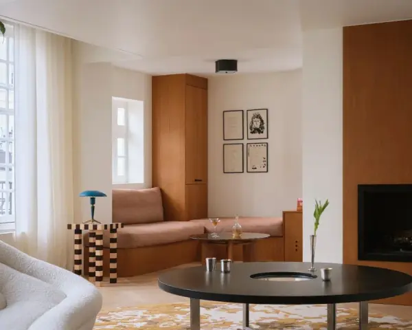 Un elegante soggiorno con un design **art deco interior design**, mobili in legno, un camino e una poltrona soffice.