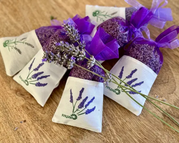 Sacchetti lavanda fai da te, profumati e decorati con fiori freschi, pronti per profumare la casa.