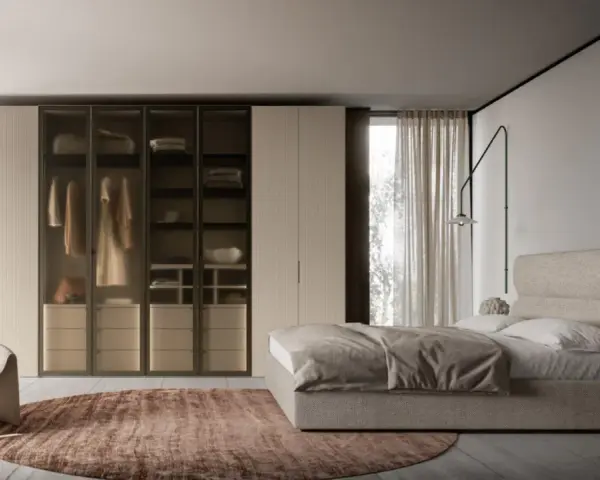 Camera da letto moderna con letto, armadio a vista e poltrona. Ottimi spunti su come disporre i mobili in camera da letto per un look elegante.