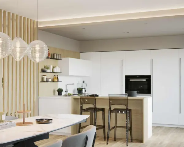 Un elegante open space moderno con cucina bianca minimalista, isola con sgabelli trasparenti e un tavolo da pranzo in marmo.