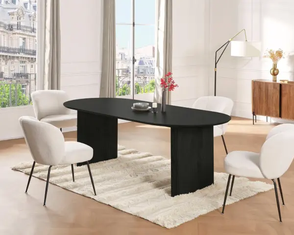 Un elegante tavolo nero ovale con sedie bianche in bouclé: un perfetto esempio di come abbinare sedie al tavolo per un look moderno e accogliente.