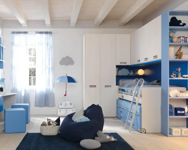 Cameretta per bambini con letto a castello, scrivania e armadio. Idee per organizzare casa con stile e funzionalità.