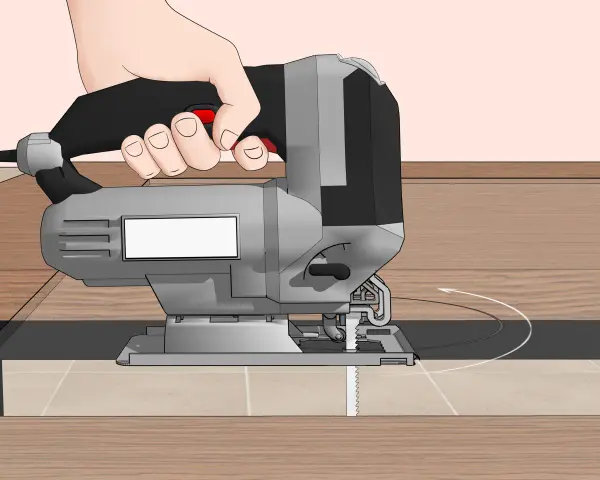 Mano che usa un seghetto alternativo per tagliare il plexiglass. La lama dentata è a contatto con il materiale, mostrando come tagliare plexiglass con precisione.
