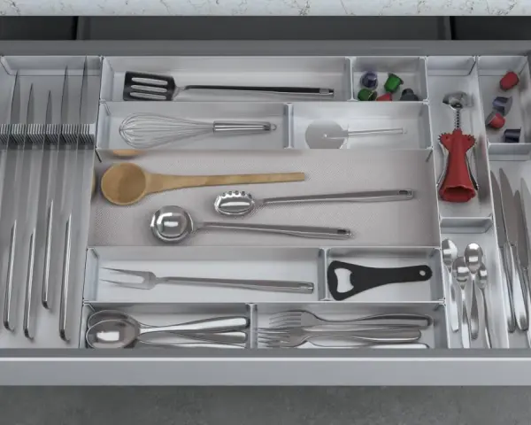 Organizzare la cucina: come fare divisori per cassetti fai da te. Utensili, coltelli e posate ordinati in un cassetto.