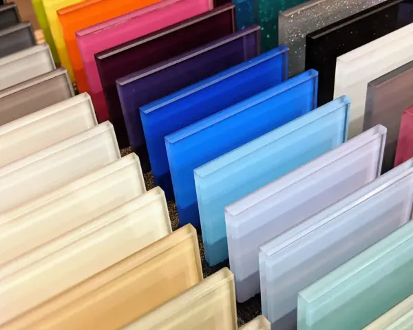 Campione di lastre di vetro colorato, pronte per colorare vetro e creare effetti luminosi.
