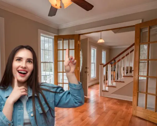 Donna entusiasta indica le porte interne con vetro, pensando a come rinnovare la casa con stile.
