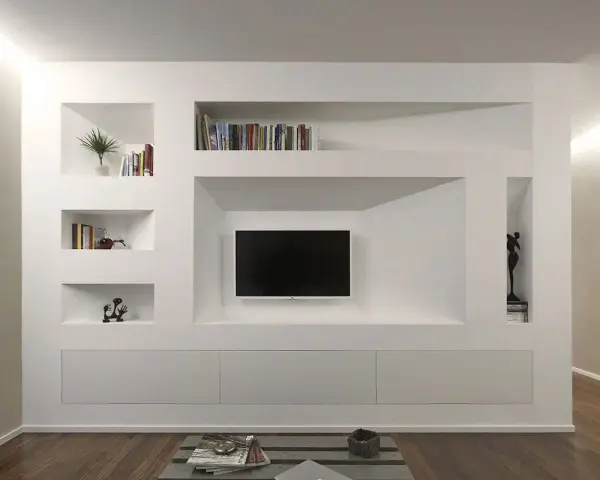 Una moderna parete in cartongesso con nicchie per libri, TV e decorazioni.