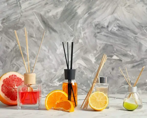 Profumatori ambiente fai da te con bastoncini, agrumi e profumi freschi.