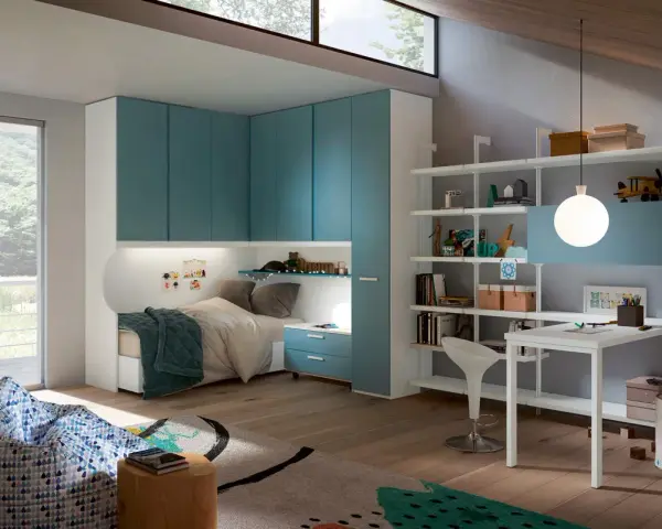 Accogliente camera ragazzo con letto, armadi blu, scrivania e pouf.