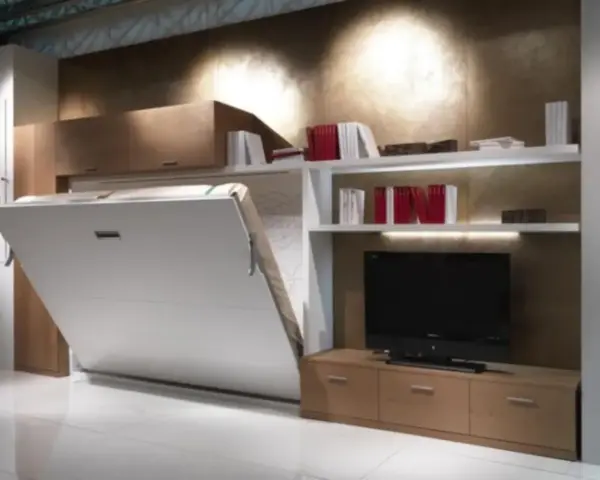 Soluzione salvaspazio per come arredare una casa piccola: letto a scomparsa integrato con libreria e mobile TV.