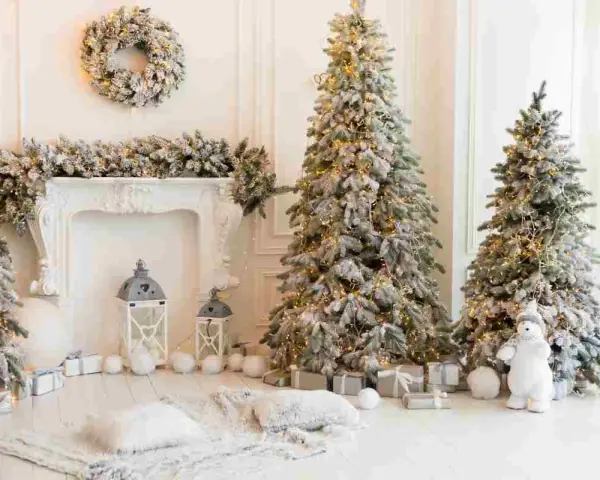 Un incantevole scenario natalizio con alberi innevati, luci calde e regali. Ecco come decorare albero di natale bianco per un'atmosfera magica.