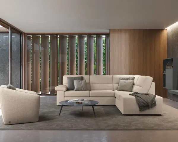 Soggiorno moderno con divano angolare beige, poltrona, tavolino e parete attrezzata con cantinetta. Ottime idee parete soggiorno.