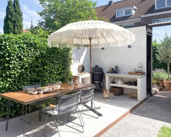 Accogliente zona barbecue esterna con tavolo in legno, sedie, ombrellone e un cane Shiba Inu che si rilassa.