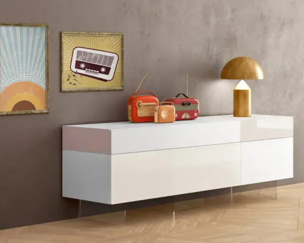 Tre radio vintage e una lampada dorata: ecco cosa mettere su una madia moderna per un tocco retrò.