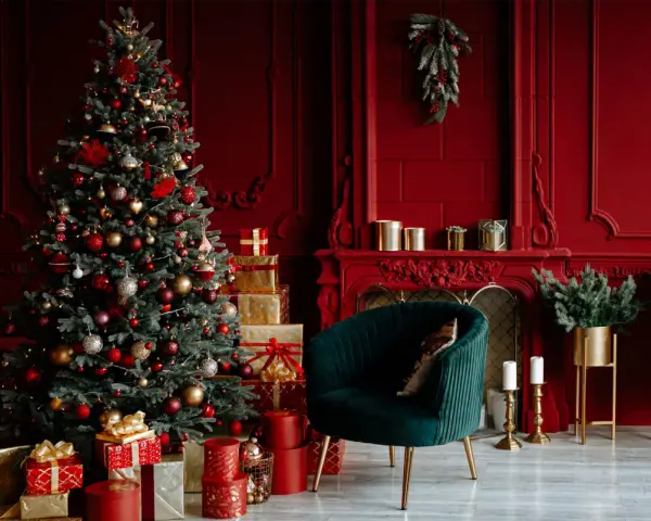 Albero di Natale addobbato con palline rosse e oro, circondato da regali. Un'ispirazione per le tue idee albero di natale rosso e oro.