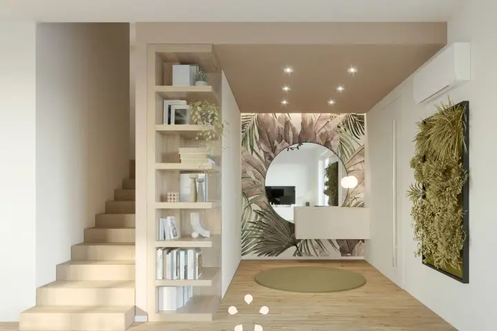 Ingresso ampio con libreria a giorno, scala in legno, specchio rotondo e carta da parati tropicale. Idee per come arredare un ingresso grande con stile.