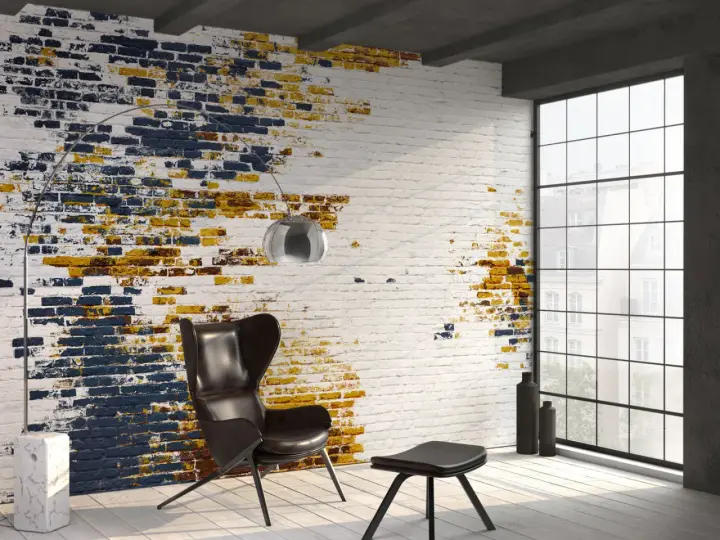 Un muro interno rovinato può diventare un punto focale con un effetto mattoncino bianco sporco e macchie di blu e giallo.