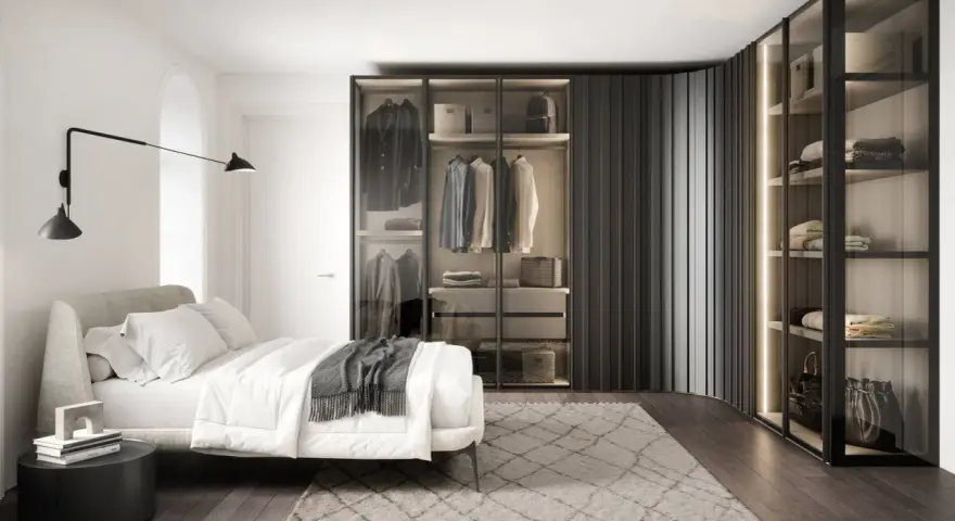 Elegante armadio angolare misure personalizzabili, con ante in vetro e illuminazione interna, che valorizza un guardaroba ordinato.