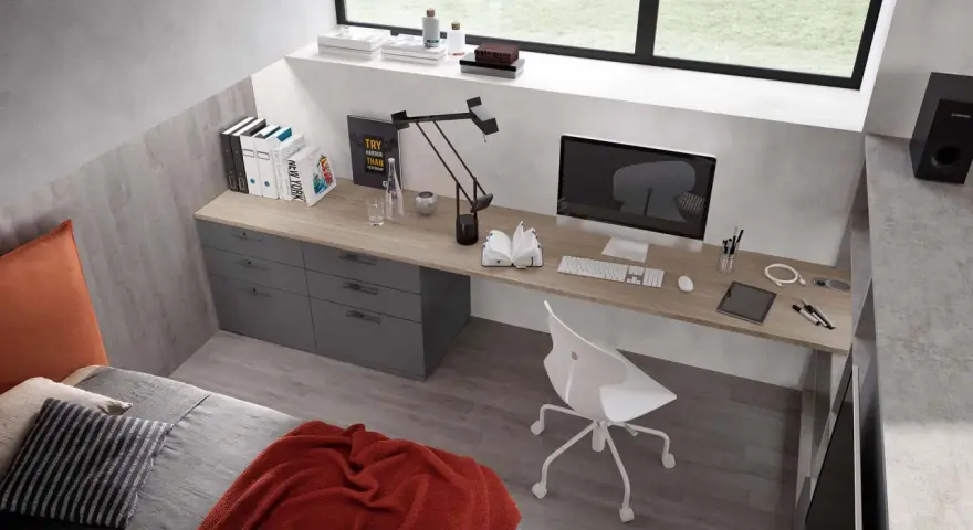 Scrivania moderna con cassettiera grigia, perfetta per le dimensioni scrivania cameretta. Computer, lampada e accessori per studiare.