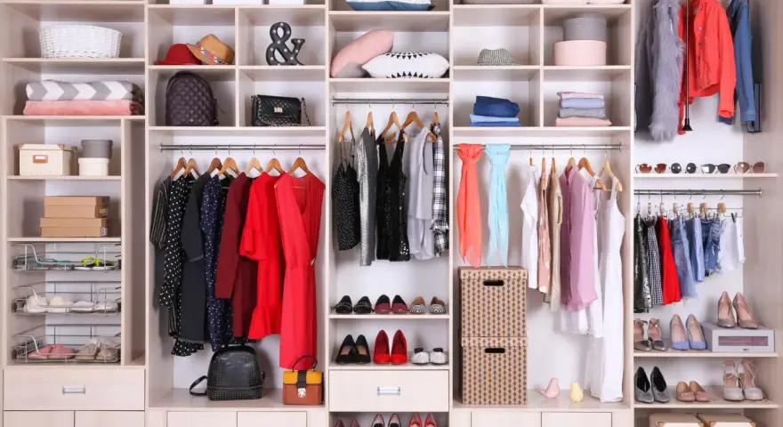 Un armadio ben organizzato con abiti, scarpe, borse e accessori.