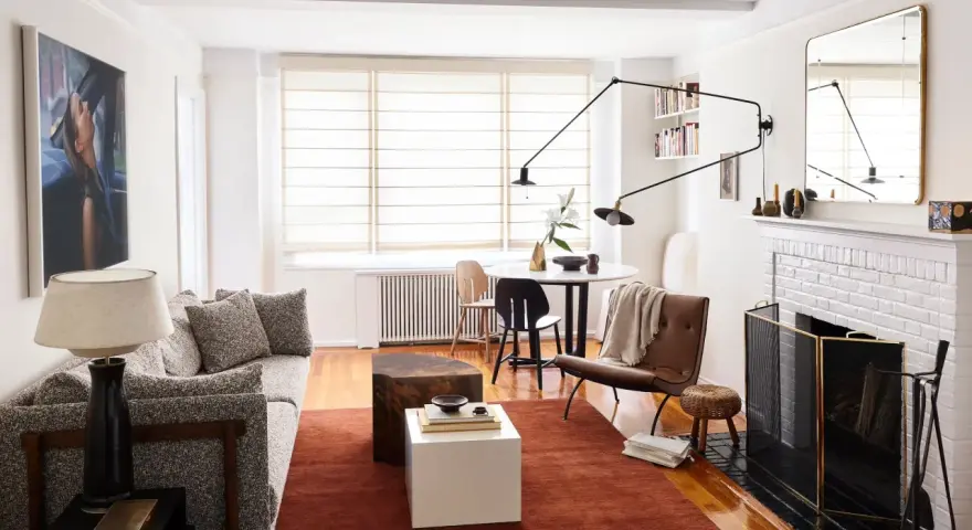 Arredare casa con pochi soldi è possibile: un divano bouclé, tappeto terracotta, tavolini cubici e un tocco di design.