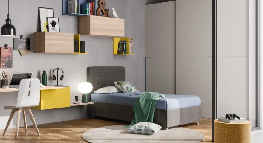 Camera ragazzo 20 anni: letto singolo, scrivania con sedia, libreria a muro e armadio.