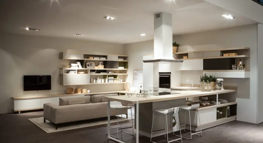 Interni di villette moderne con cucina a isola, divano e libreria a parete.