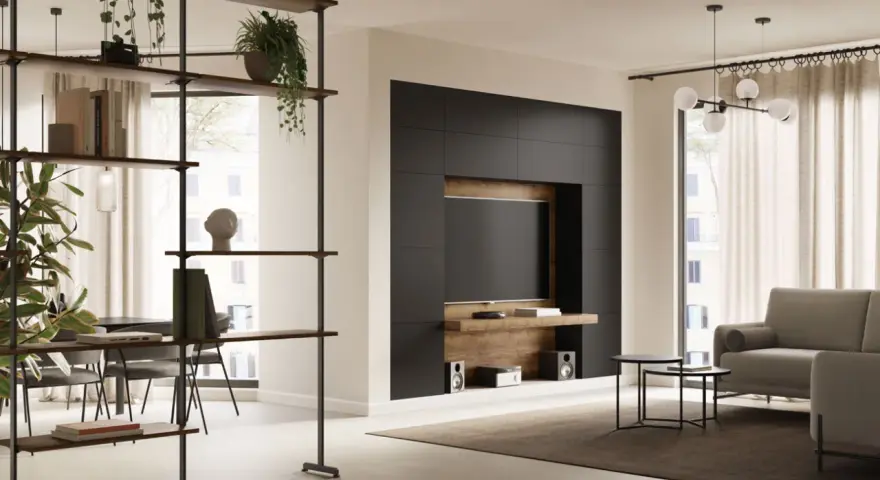 Moderne idee arredamento soggiorno: parete attrezzata nera con TV, libreria a giorno, divano grigio e tavolini.