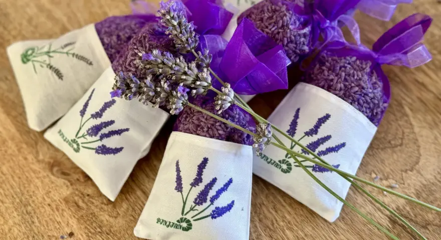 Sacchetti lavanda fai da te, profumati e decorati con fiori freschi, pronti per profumare la casa.