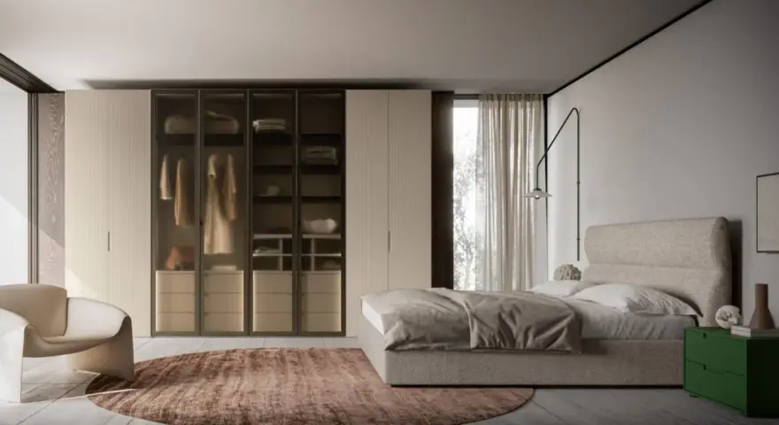 Camera da letto moderna con letto, armadio a vista e poltrona. Ottimi spunti su come disporre i mobili in camera da letto per un look elegante.